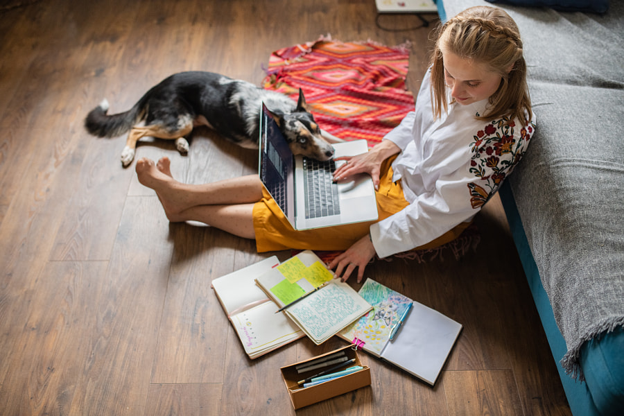 Jeune fille avec ordinateur portable et chien par Iza ?yso ?  sur 500px.com