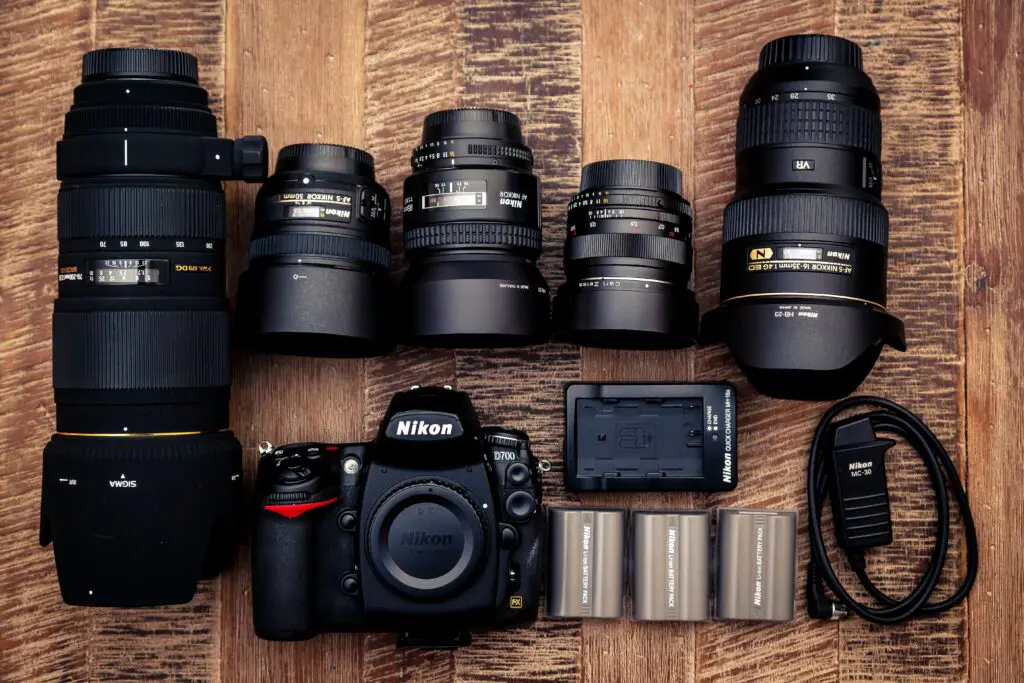 Un appareil photo Nikon avec plusieurs objectifs sur un bureau 