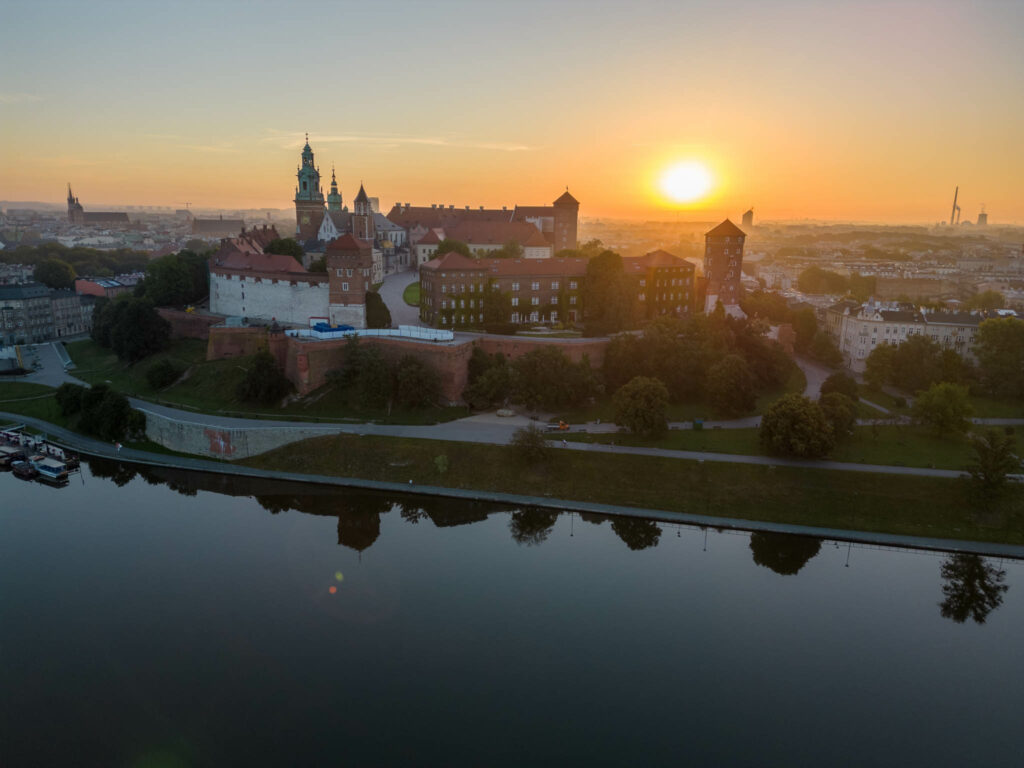 Belle photo de l'aube du château de Cracovie depuis un drone 